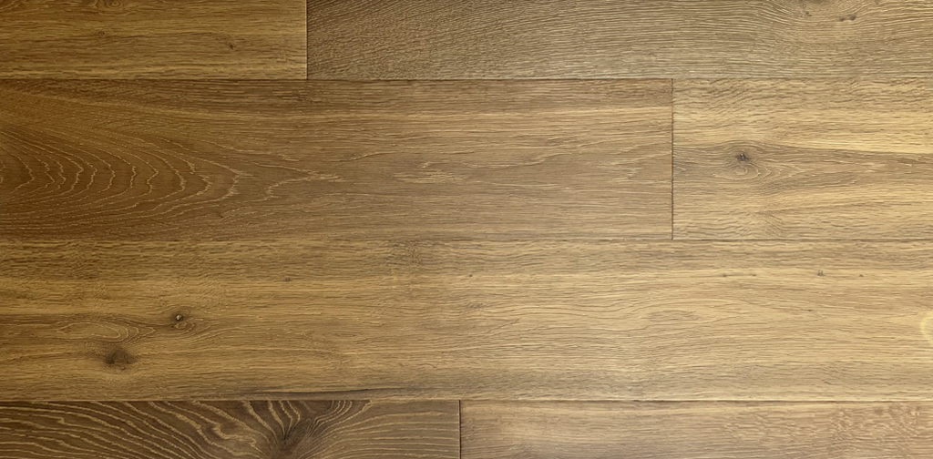 Parquet rainé-crêté 3 plis Edition RUSTIQUE 1050 - Chêne brossé, huilé - couleur BELLAVISTA - couche d'usure 3.8 mm - 2200 x 230 x 15 - 2.688m2/cart. - 94.08m2/pal. - 7.5kg/m2